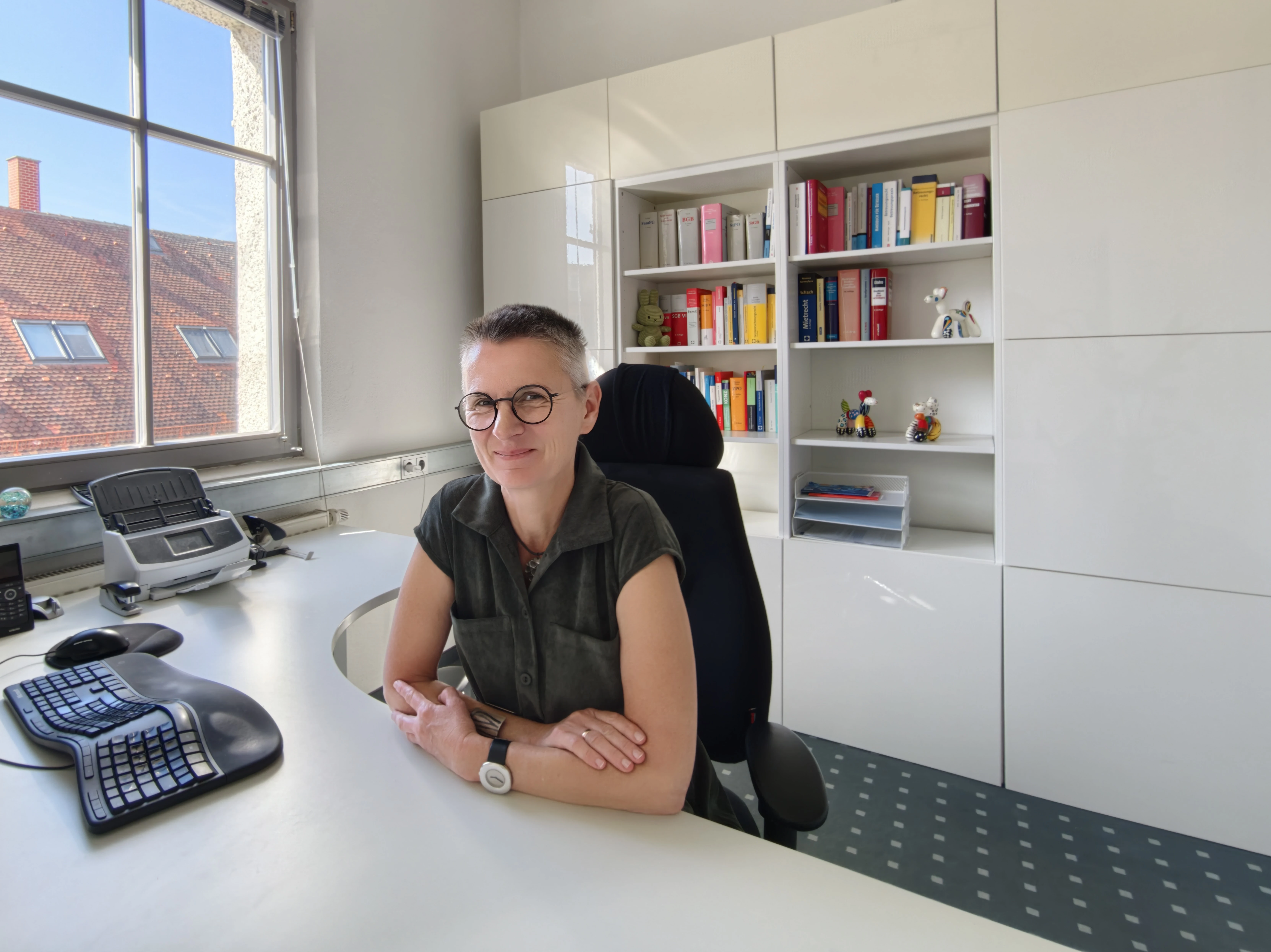 Sylvia Ciaglo an ihrem Schreibtisch im Büro in Fürth