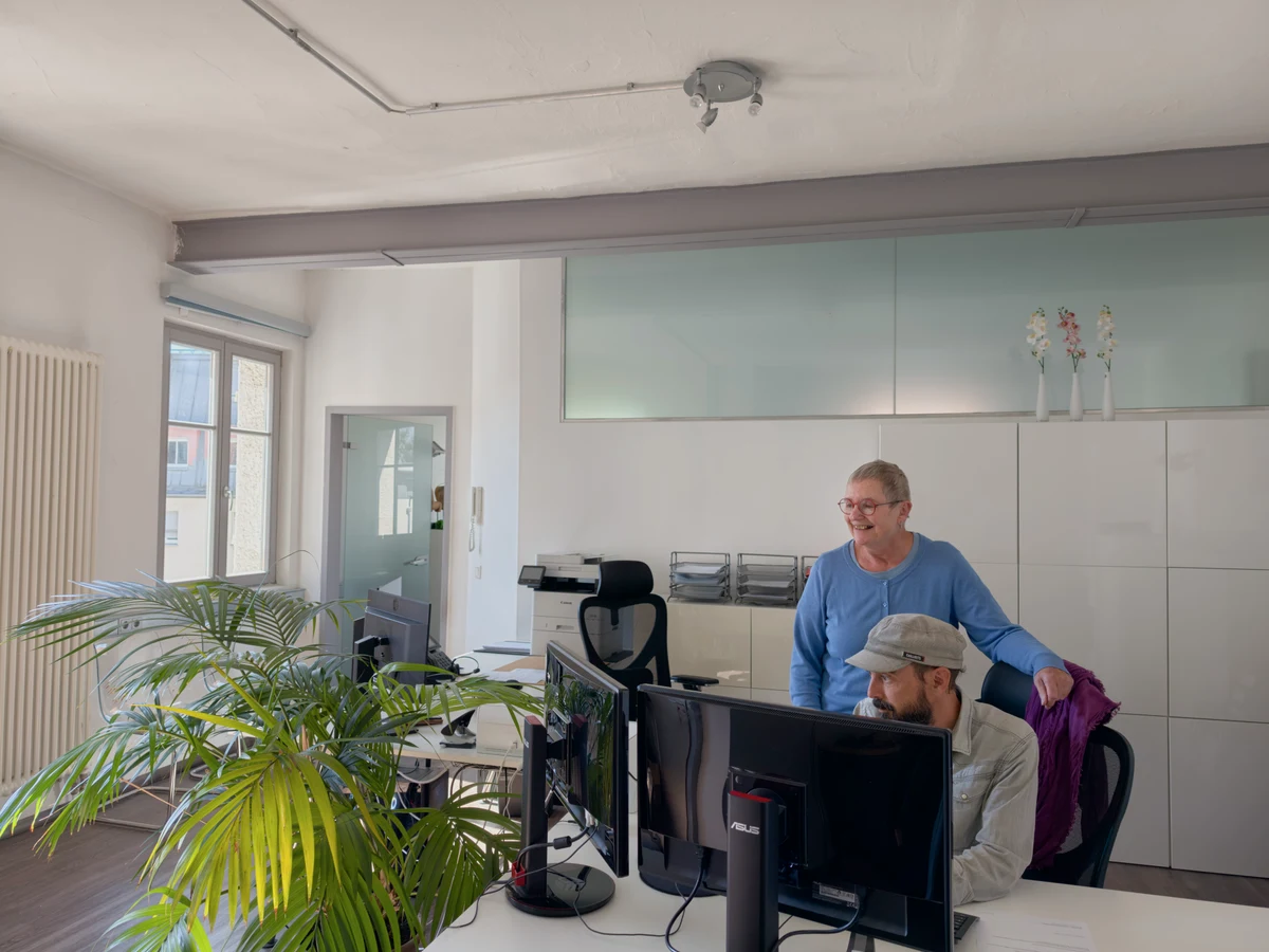Zwei Mitarbeitende im Gespräch am Arbeitsplatz